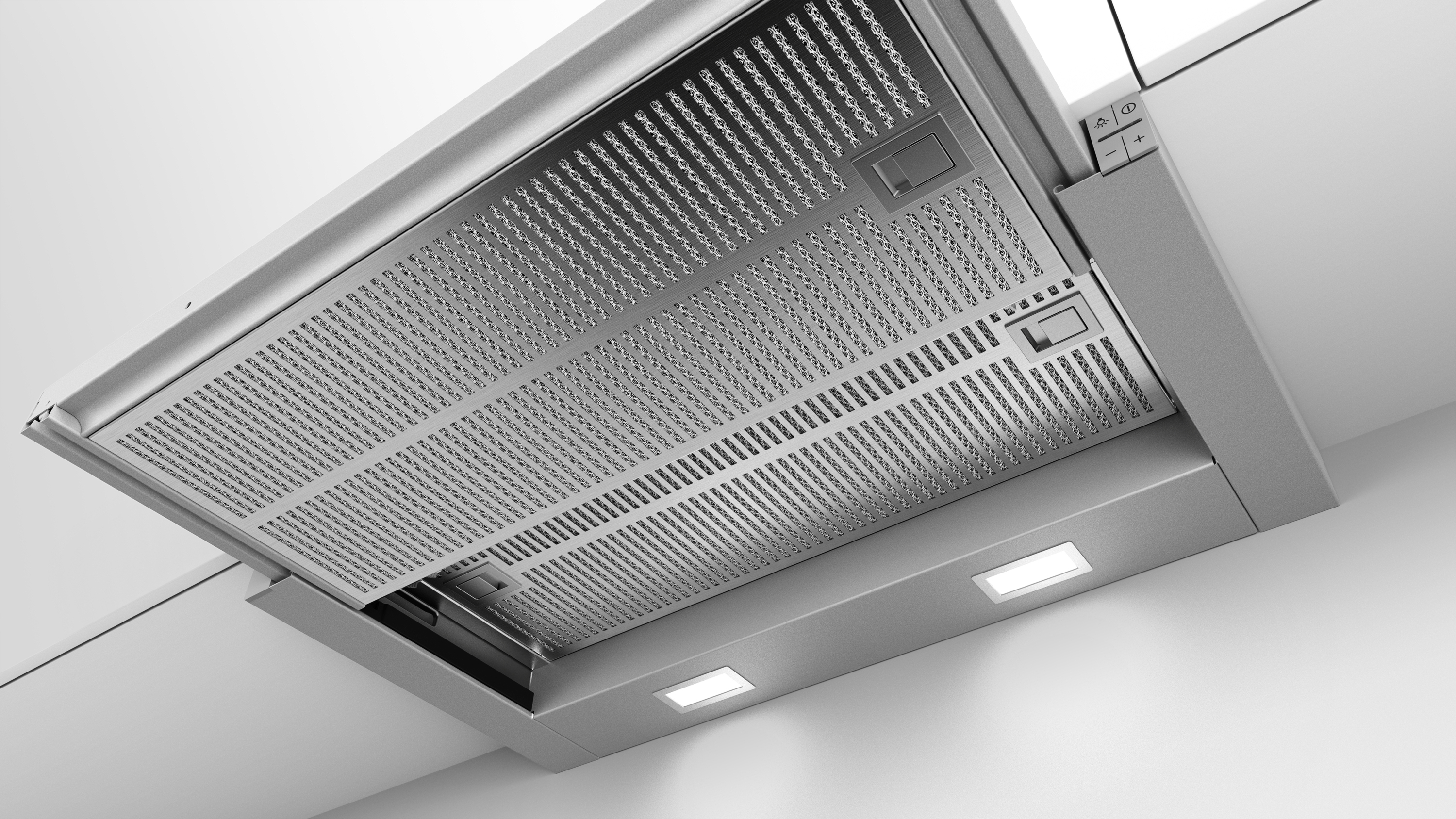 Silberne Dunstabzugshaube, mit zwei Lichtern und perforiertem Boden, an der Decke montiert.