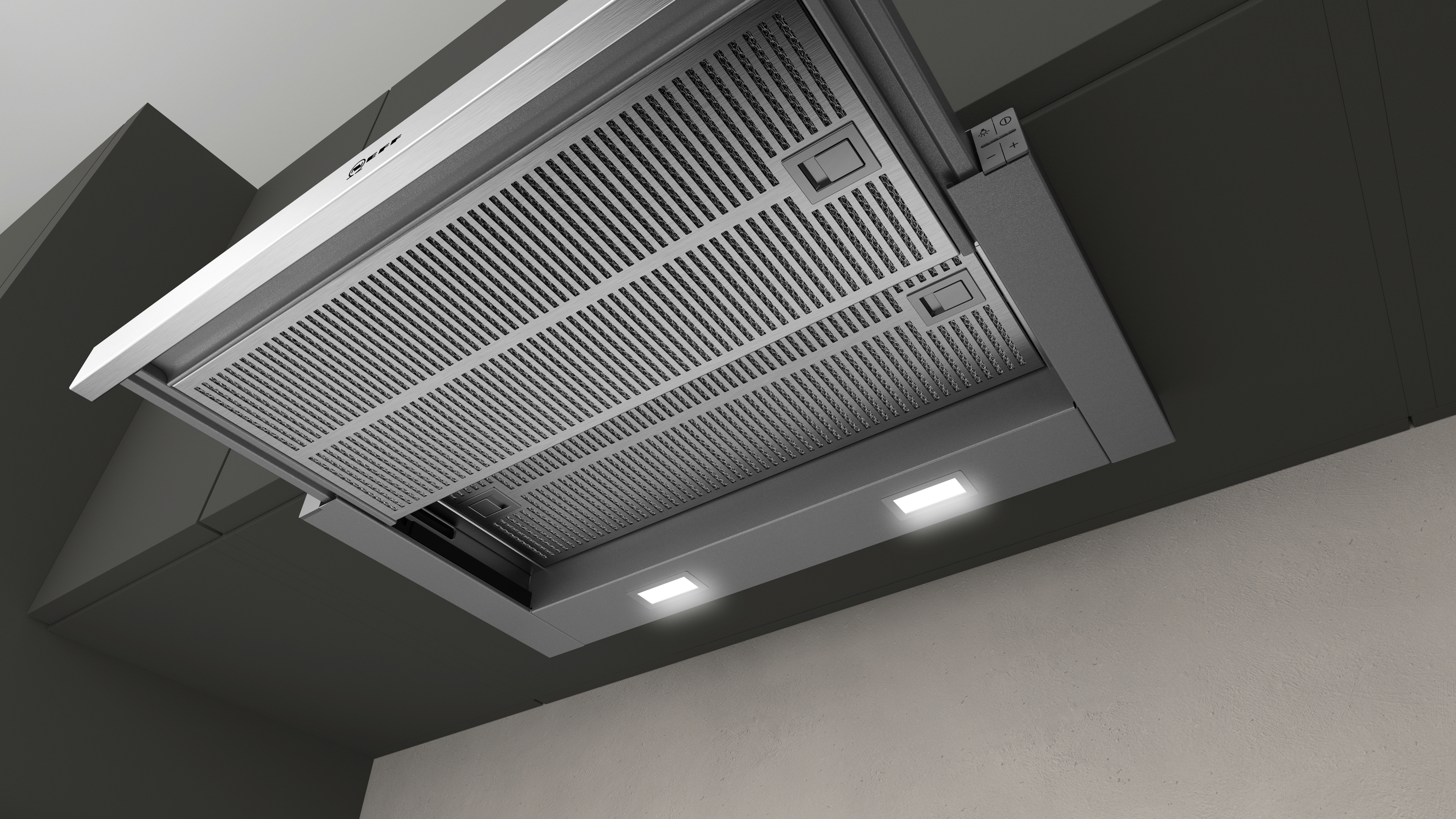 Eine silberne Dunstabzugshaube ist an der Decke installiert. Zwei Lichter sind unten sichtbar.