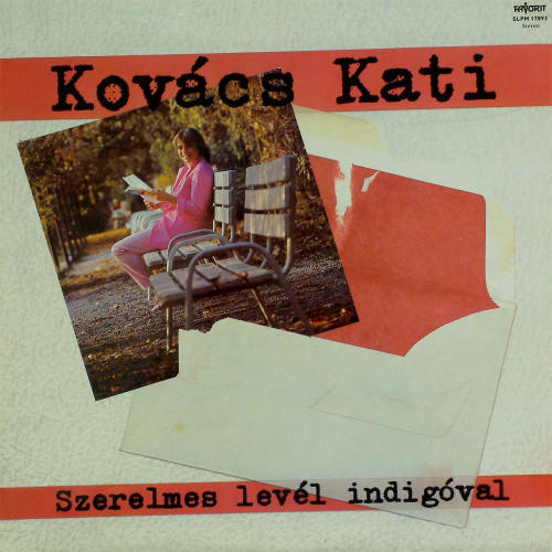 Rózsaszín ruhás nő parkban padon ül, levelet olvas. Boríték elöl.