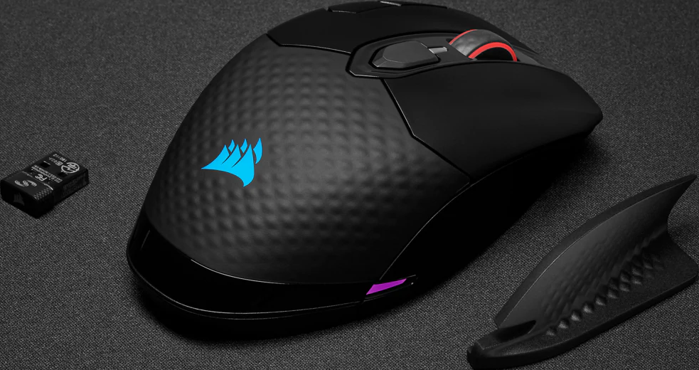 Schwarze Gaming-Maus mit blauem Logo und abnehmbarem schwarzen Teil. Schwarze Oberfläche.