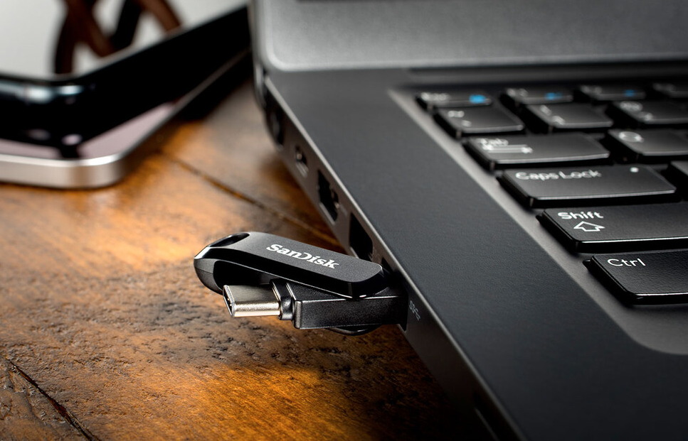Unità flash USB-C collegata a un laptop.