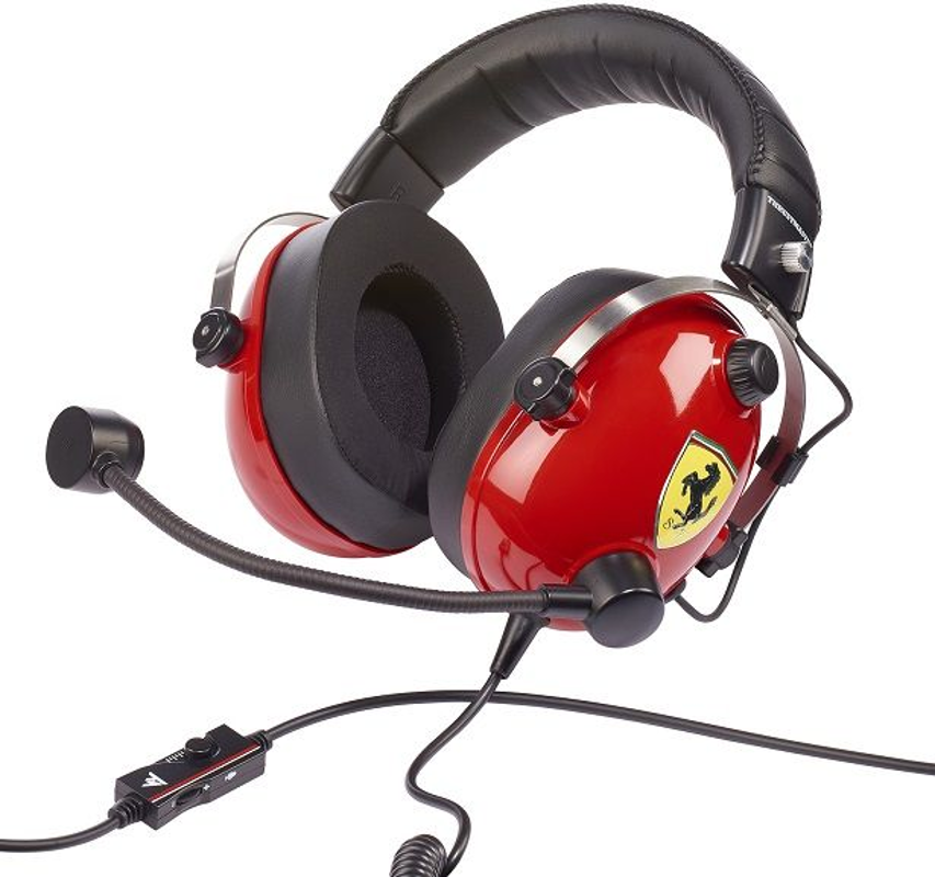 Casque Ferrari rouge avec un microphone attaché.