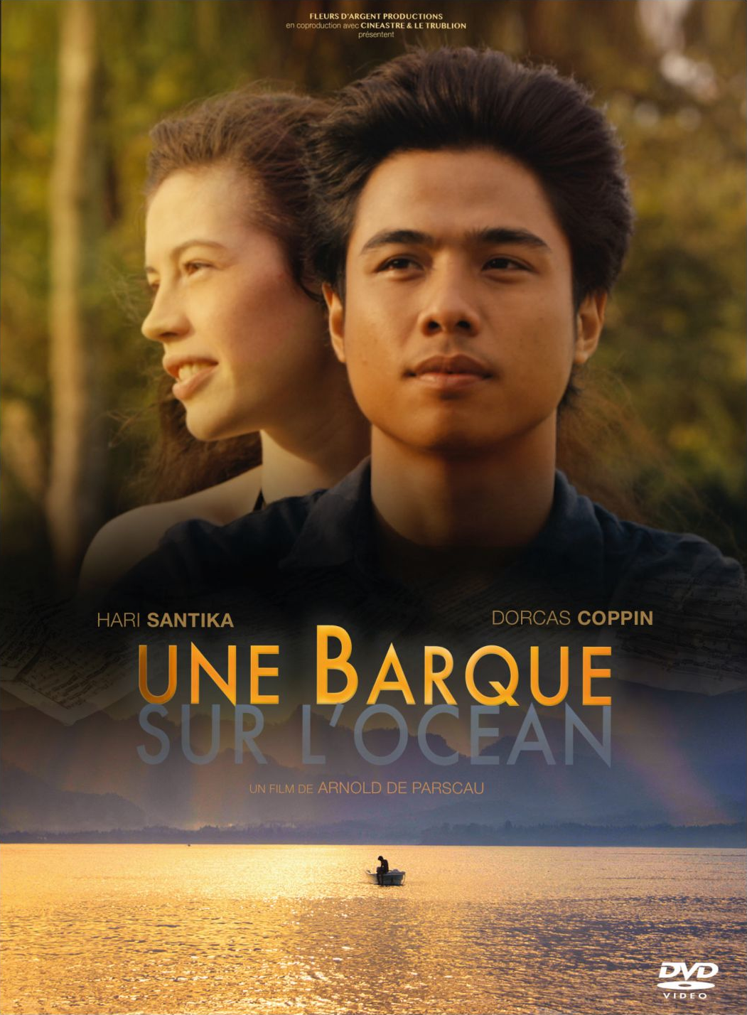 DVD-hoes: Koppel op strand, boot op water, titel 'Une Barque Sur L'Ocean'.