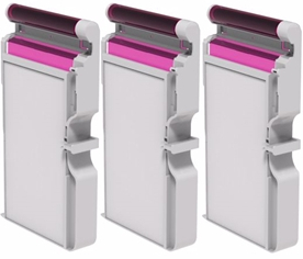 Drie witte printcartridges met roze inktrollers, van dichtbij bekeken.