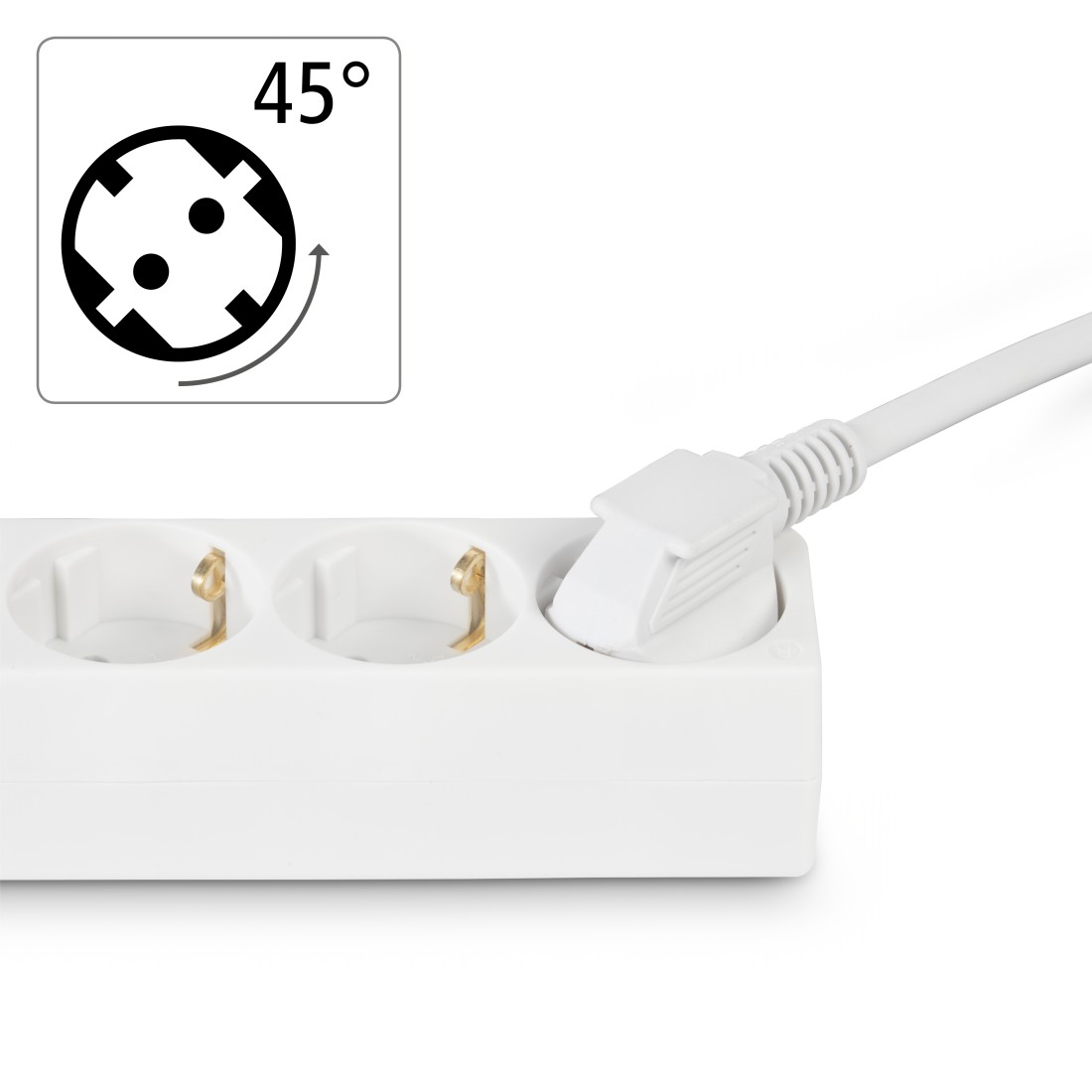 Ein weißer Stecker ist in eine weiße Mehrfachsteckdose gesteckt. Ein Symbol zeigt 45 Grad Drehung.
