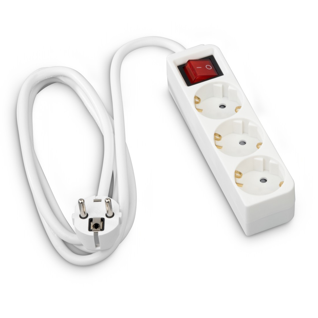 Ein weißer Mehrfachsteckdosenadapter mit drei Steckplätzen und rotem Schalter.