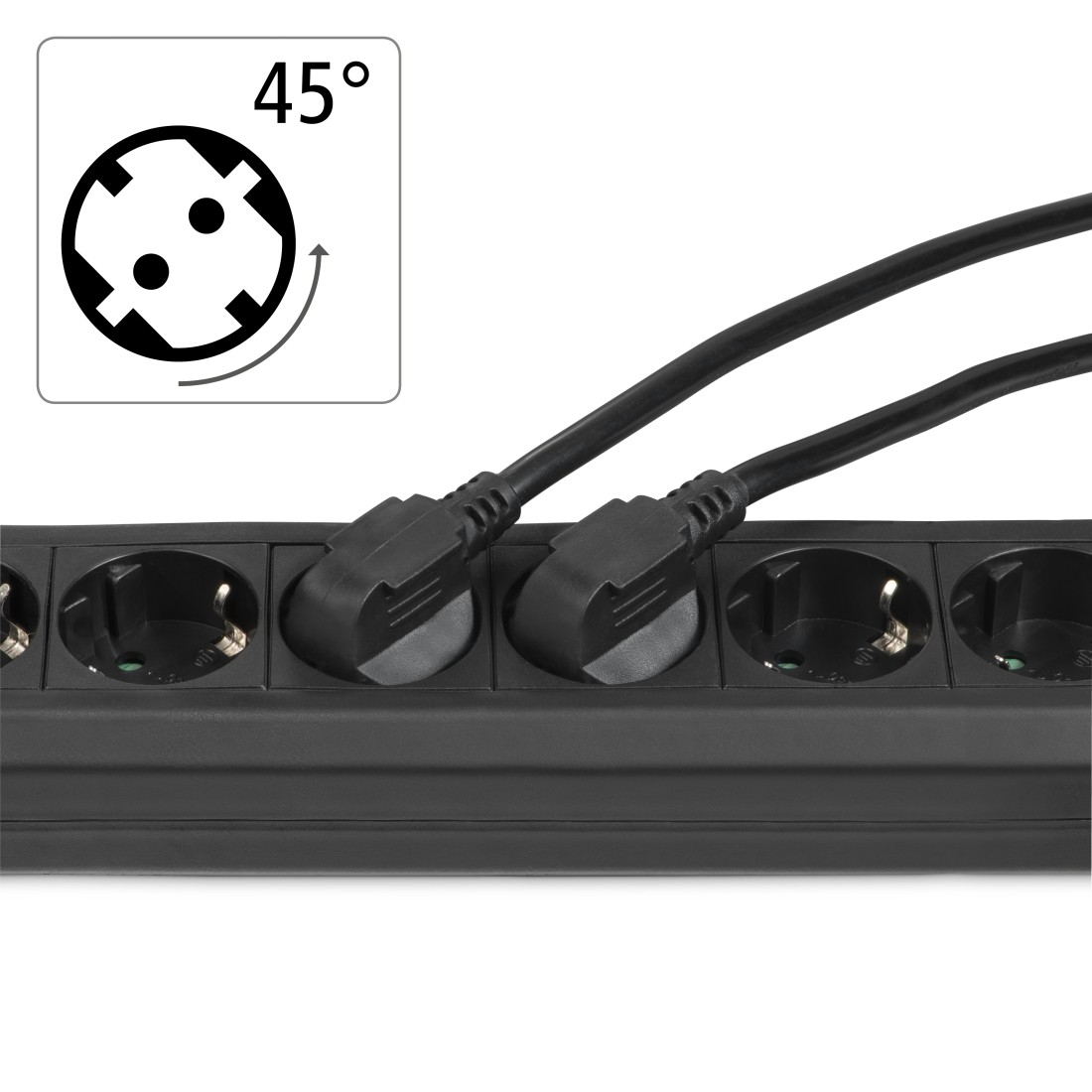 Schwarze Steckdosenleiste mit zwei abgewinkelten Steckern. Die Stecker sind in die Leiste gesteckt. Der Hintergrund ist weiß.