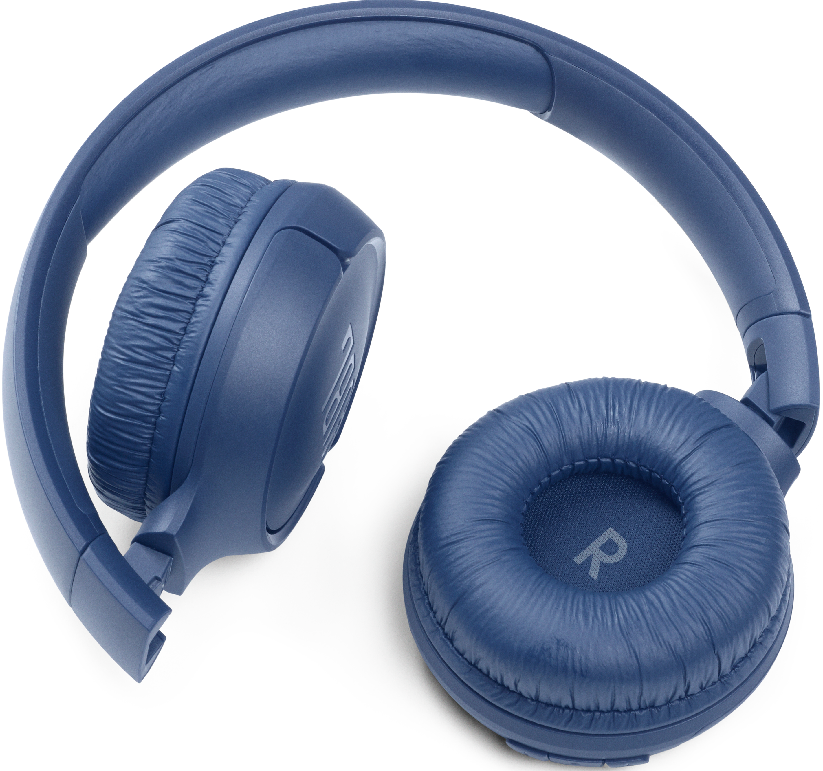 Casque JBL bleu, plié en deux avec les oreillettes vers le haut, sur une surface blanche. La lettre R est visible.
