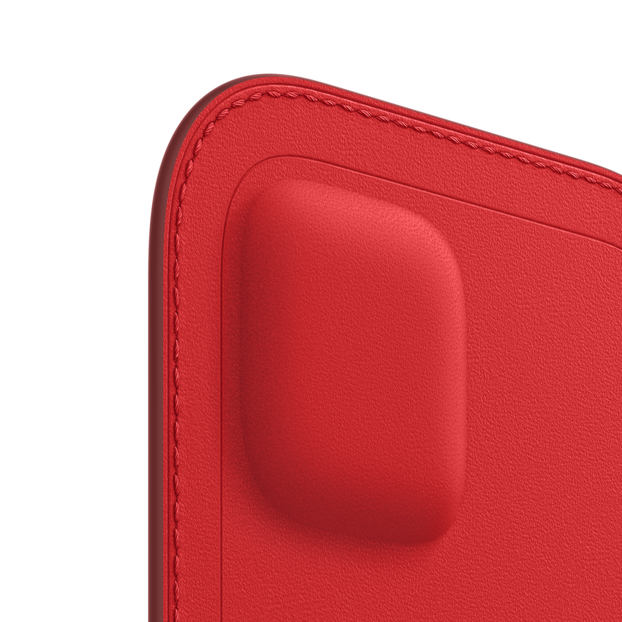 Primer plano de una almohadilla de cuero roja con una sección curva elevada.