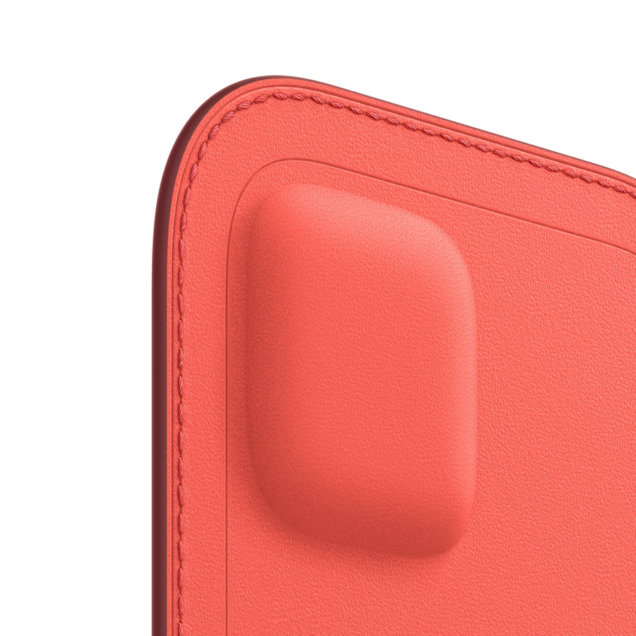 Primer plano de una superficie de cuero rojo. Sección cuadrada y elevada con costuras.