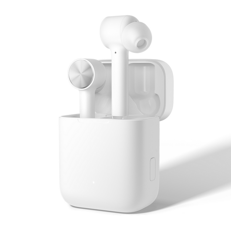 Auriculares inalámbricos blancos en su estuche de carga, sobre un fondo blanco.