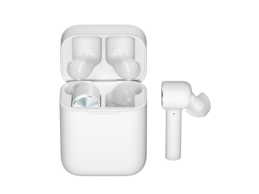 Auriculares inalámbricos blancos en estuche de carga abierto. El derecho fuera.