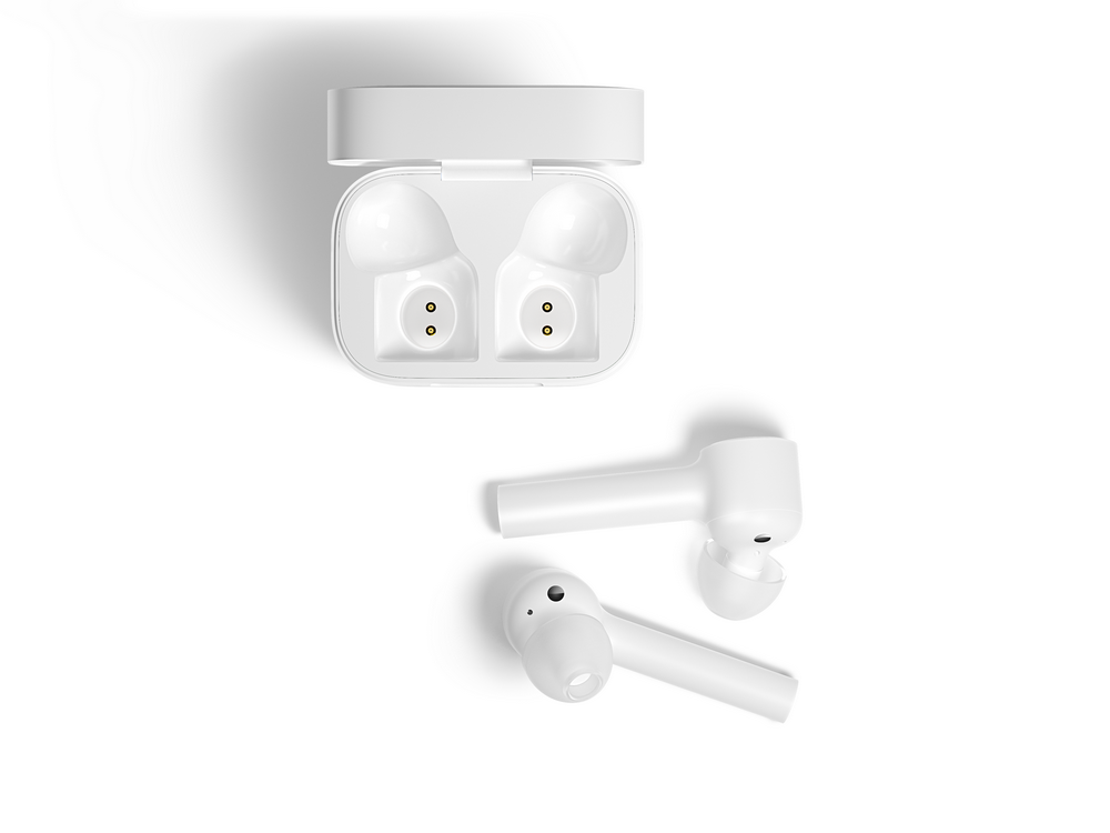 Auriculares inalámbricos blancos y estuche de carga sobre fondo blanco.