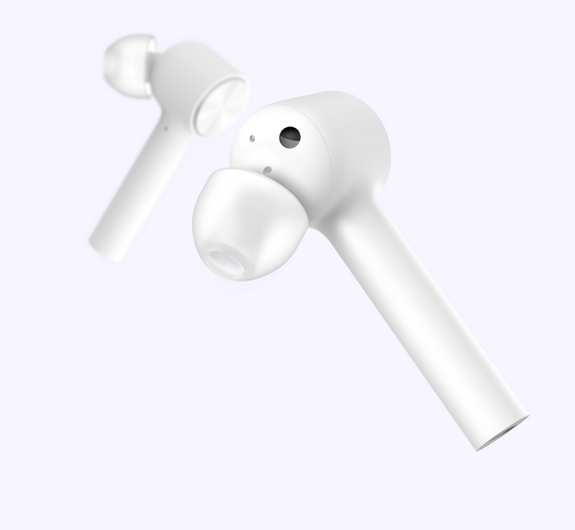 Dos auriculares inalámbricos blancos con un fondo blanco suave.