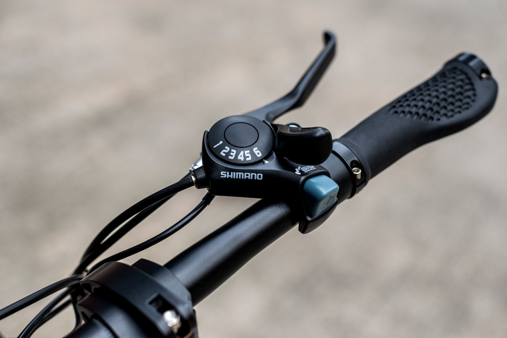 Manillar de bicicleta con cambios Shimano y empuñadura negra.