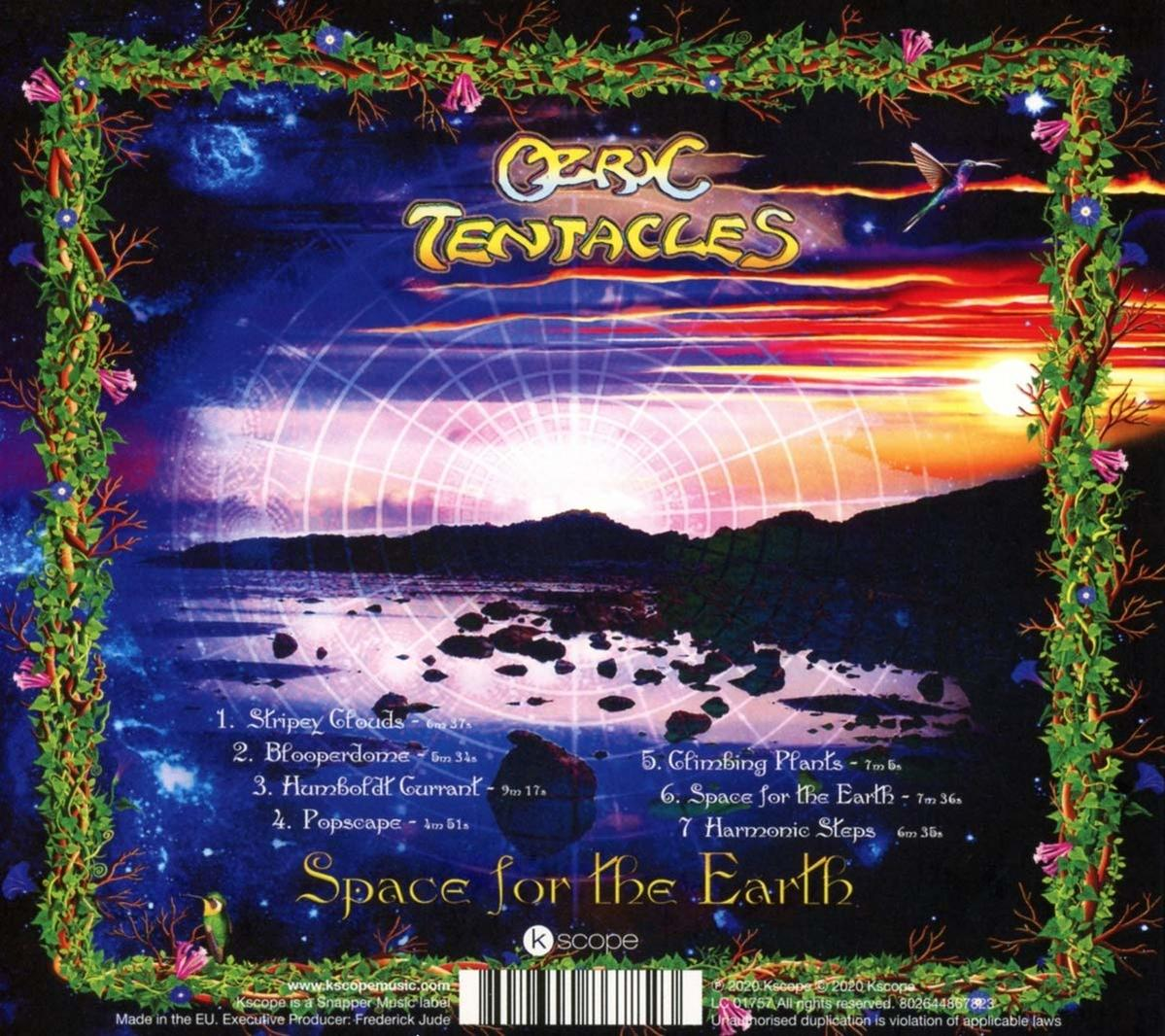 Albumcover mit Weltraumthema. Enthält eine Landschaft, himmlische Elemente und einen grünen Blumenrand.