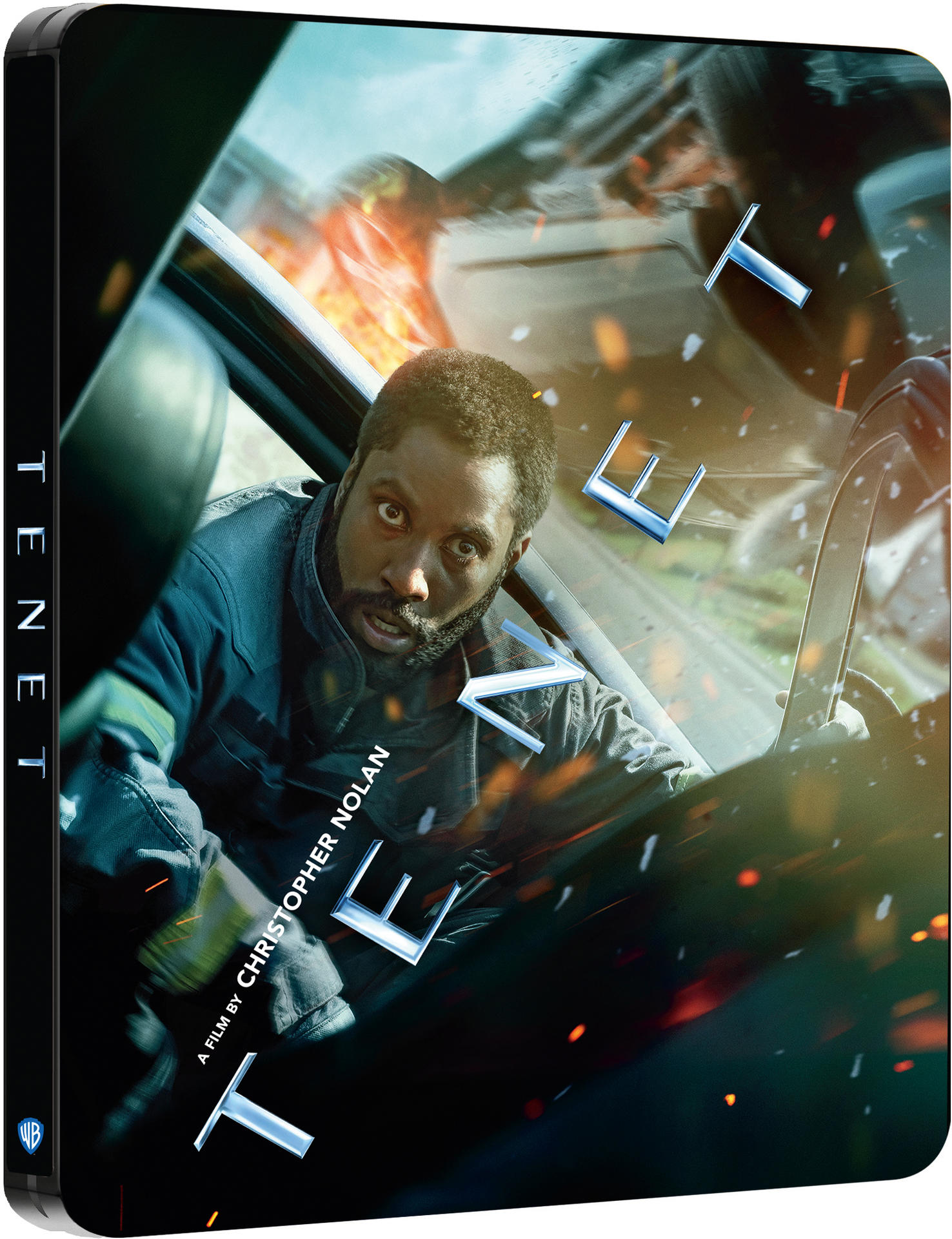 Filmcover: Ein Mann im Auto mit dem Wort TENET vorne.