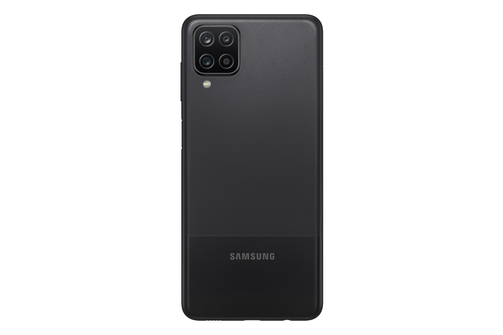 Smartphone negro, vista trasera, con cuatro cámaras, logo Samsung.