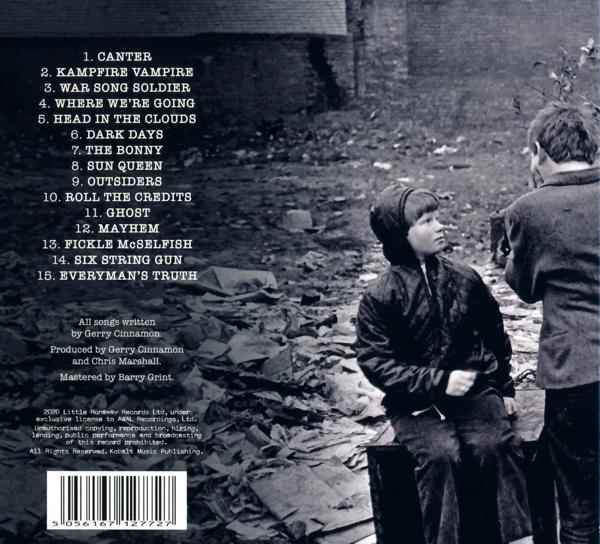 CD-Album-Rückseite mit Trackliste und zwei Figuren im Hintergrund. Graustufen. Text auf Englisch.