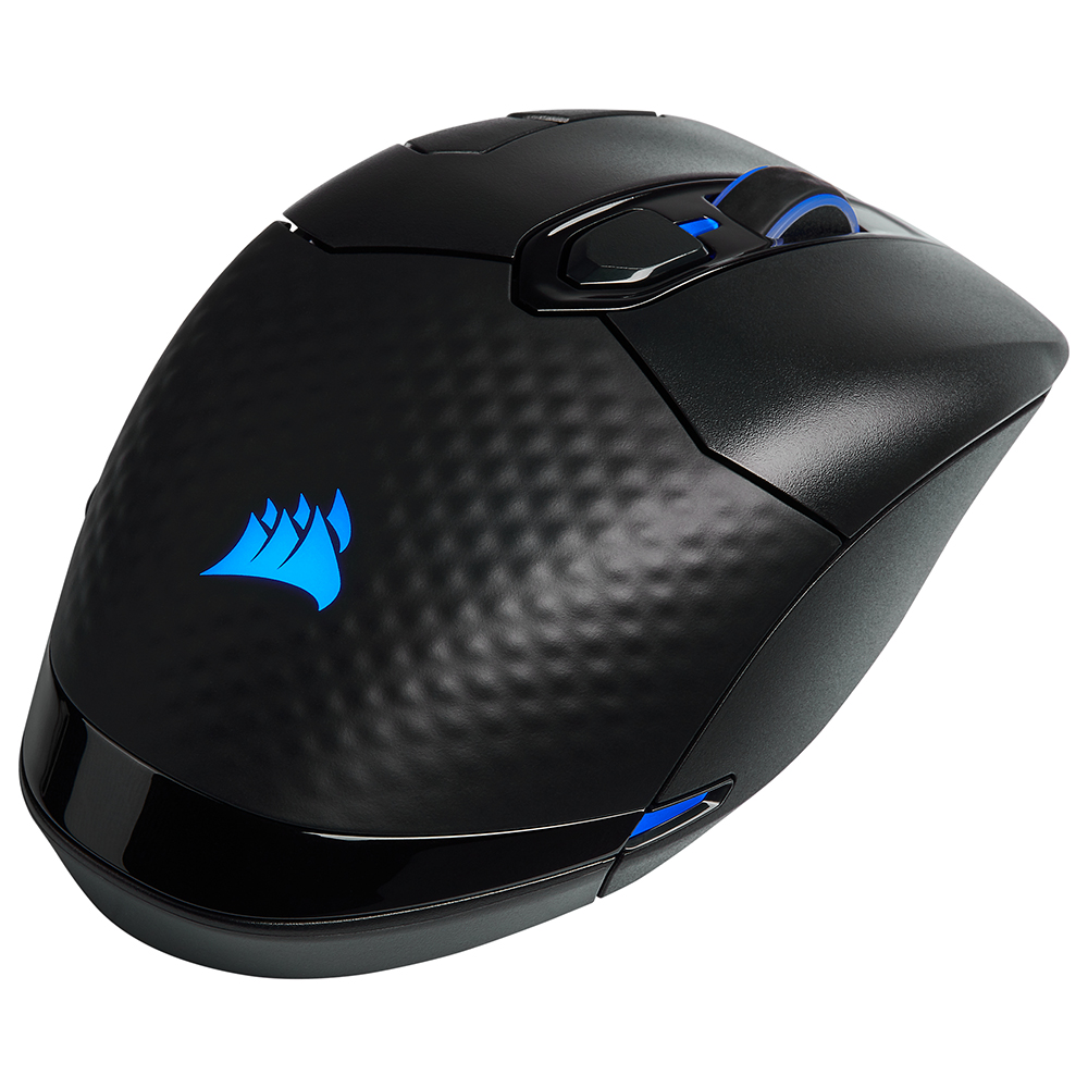 Zwarte gamingmuis, Corsair-logo, getextureerd oppervlak, blauwe accenten, witte achtergrond.
