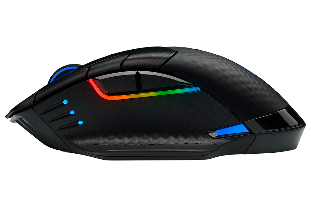 Zwarte gamingmuis met RGB-verlichting, zijaanzicht, met witte achtergrond.