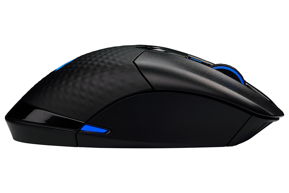 Zwarte computermuis. Het heeft een gebogen vorm en blauwe accentverlichting. De muis staat op een witte achtergrond.