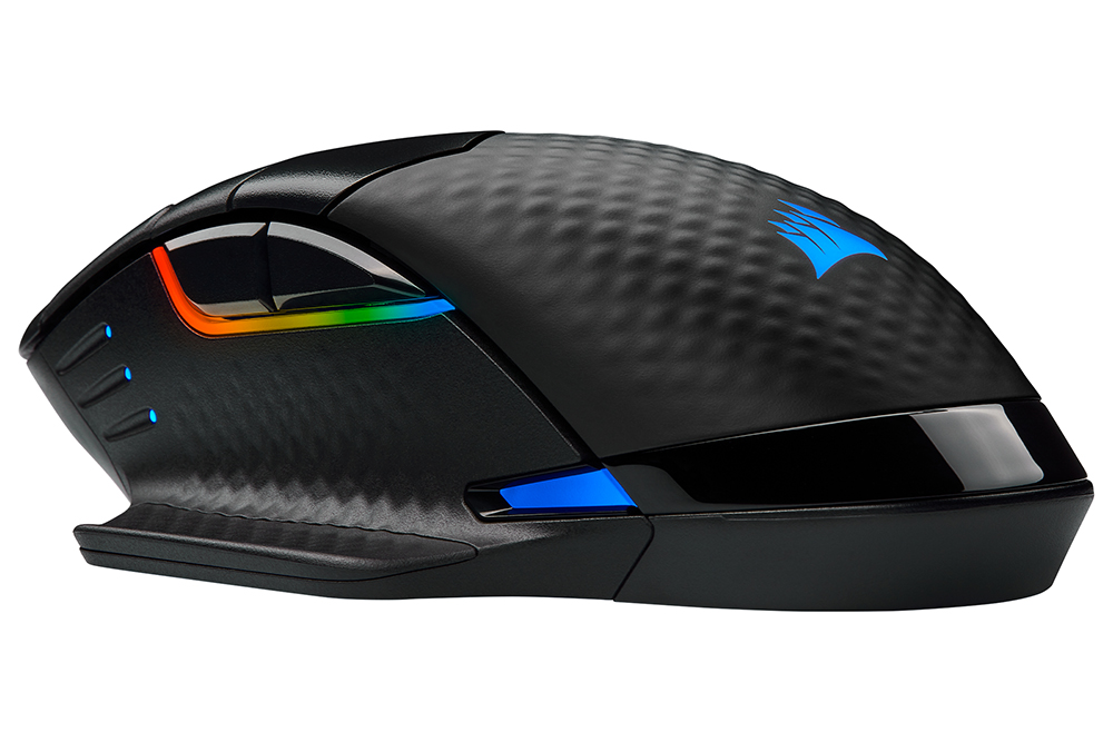 Een zwarte draadloze muis met blauwe en regenboogkleurige lichten.