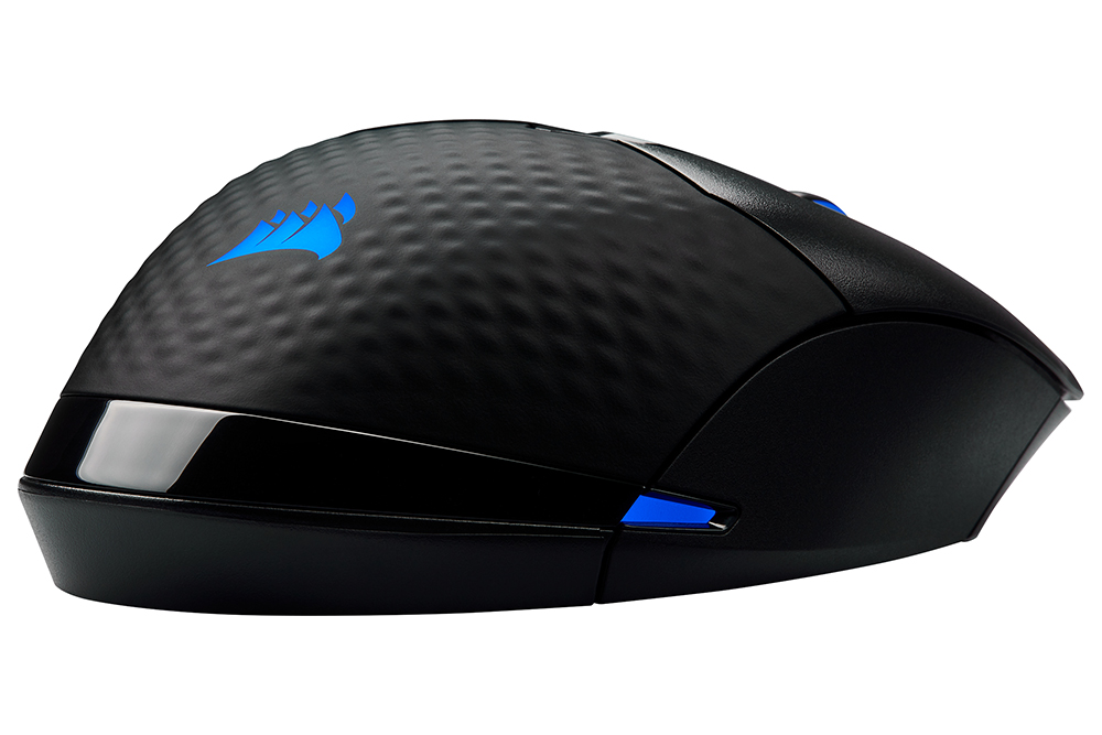 Zwarte gamingmuis, Corsair-logo, zijaanzicht, getextureerd oppervlak, witte achtergrond.