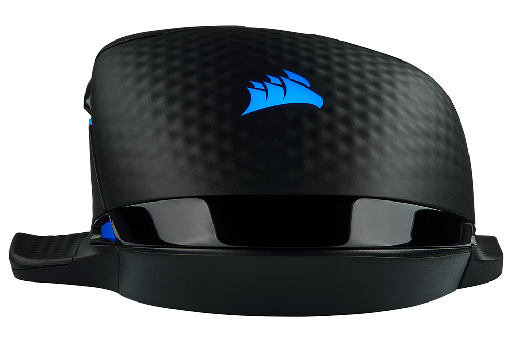 Zwarte gamingmuis met blauw logo. Het heeft een getextureerde bovenkant en een gebogen ontwerp. Op witte achtergrond.