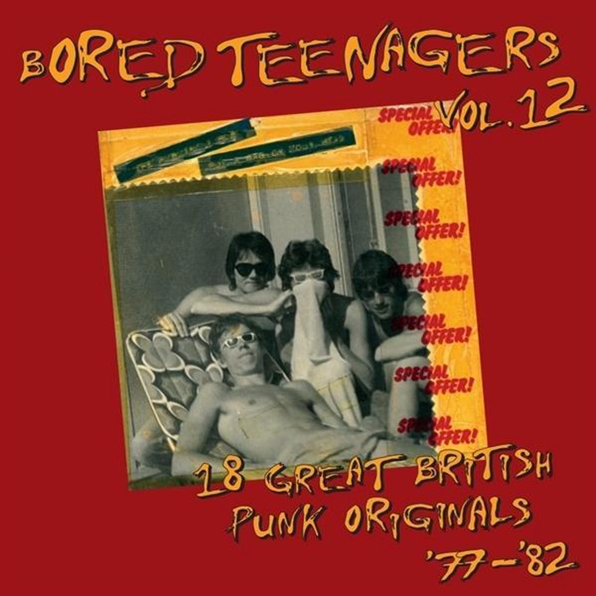 Albumhoes. Groep mannen, tekst 'Bored Teenagers' en een rode achtergrond.