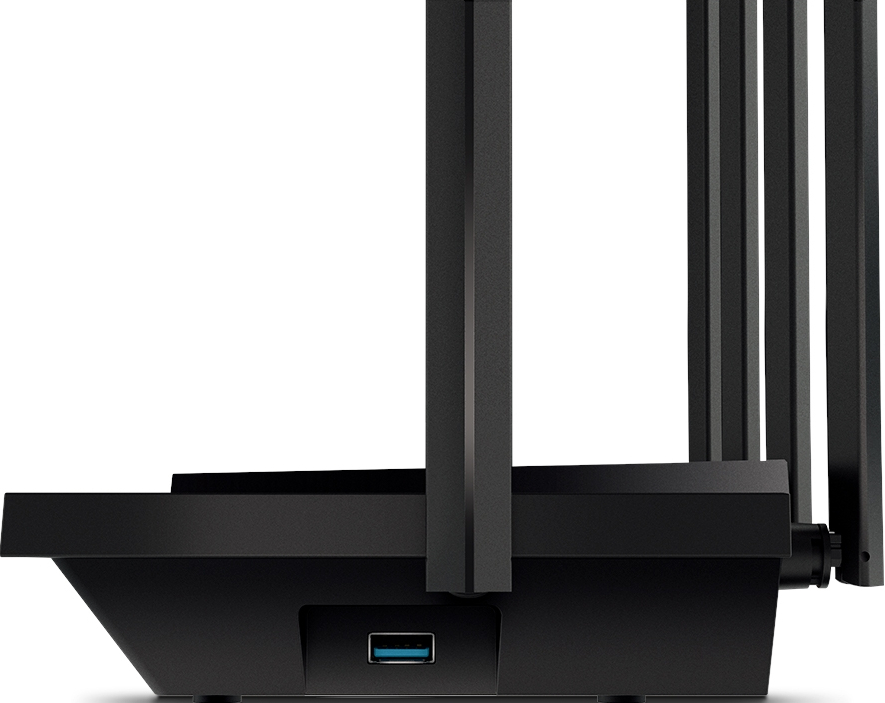 Routeur sans fil noir, vue latérale, avec antennes, port USB sur le côté inférieur.