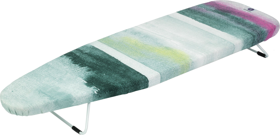 Table à repasser blanche avec une housse à motifs aquarelle colorés.