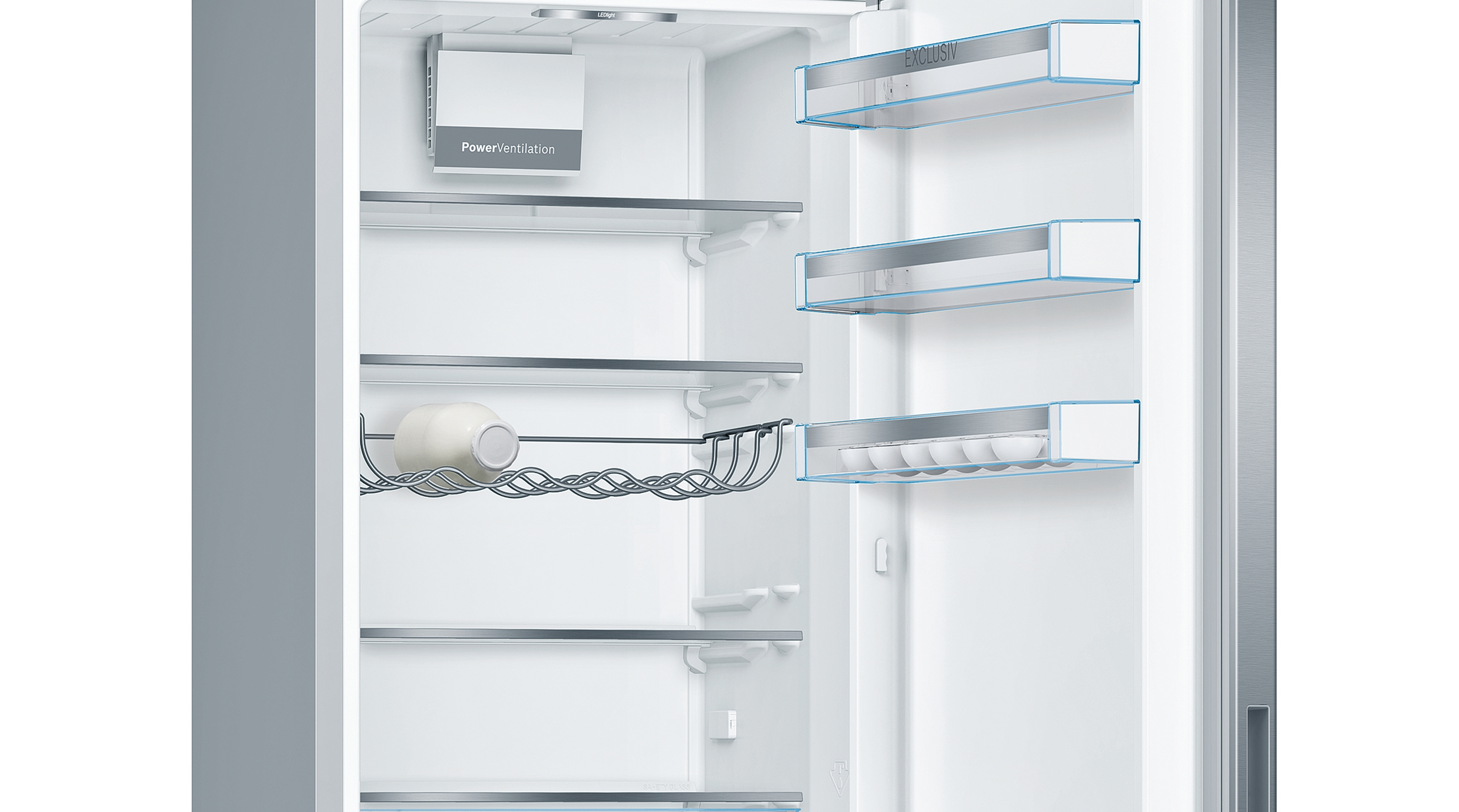 Ein offener Kühlschrank mit Regalen. An der Tür befinden sich ein paar Regale. Gegenstände sind innen.