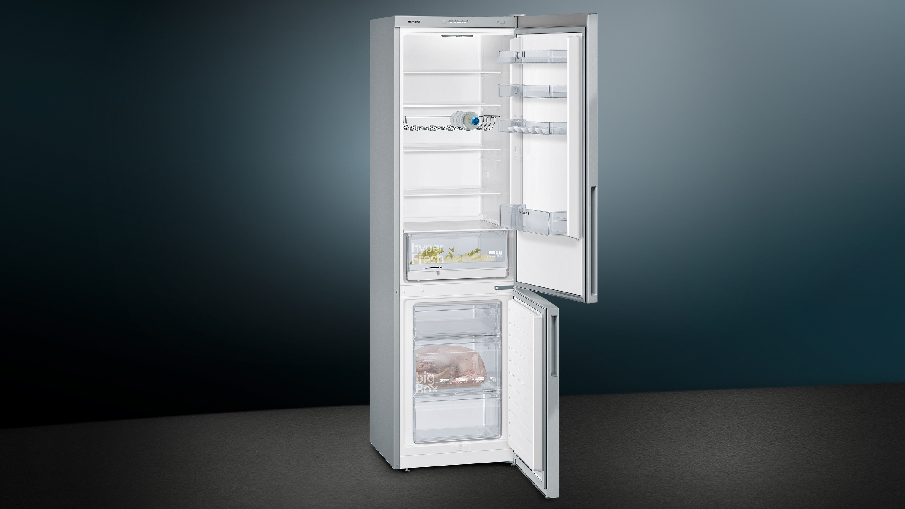 Ein Edelstahlkühlschrank mit geöffneten Türen, der den Innenraum zeigt.