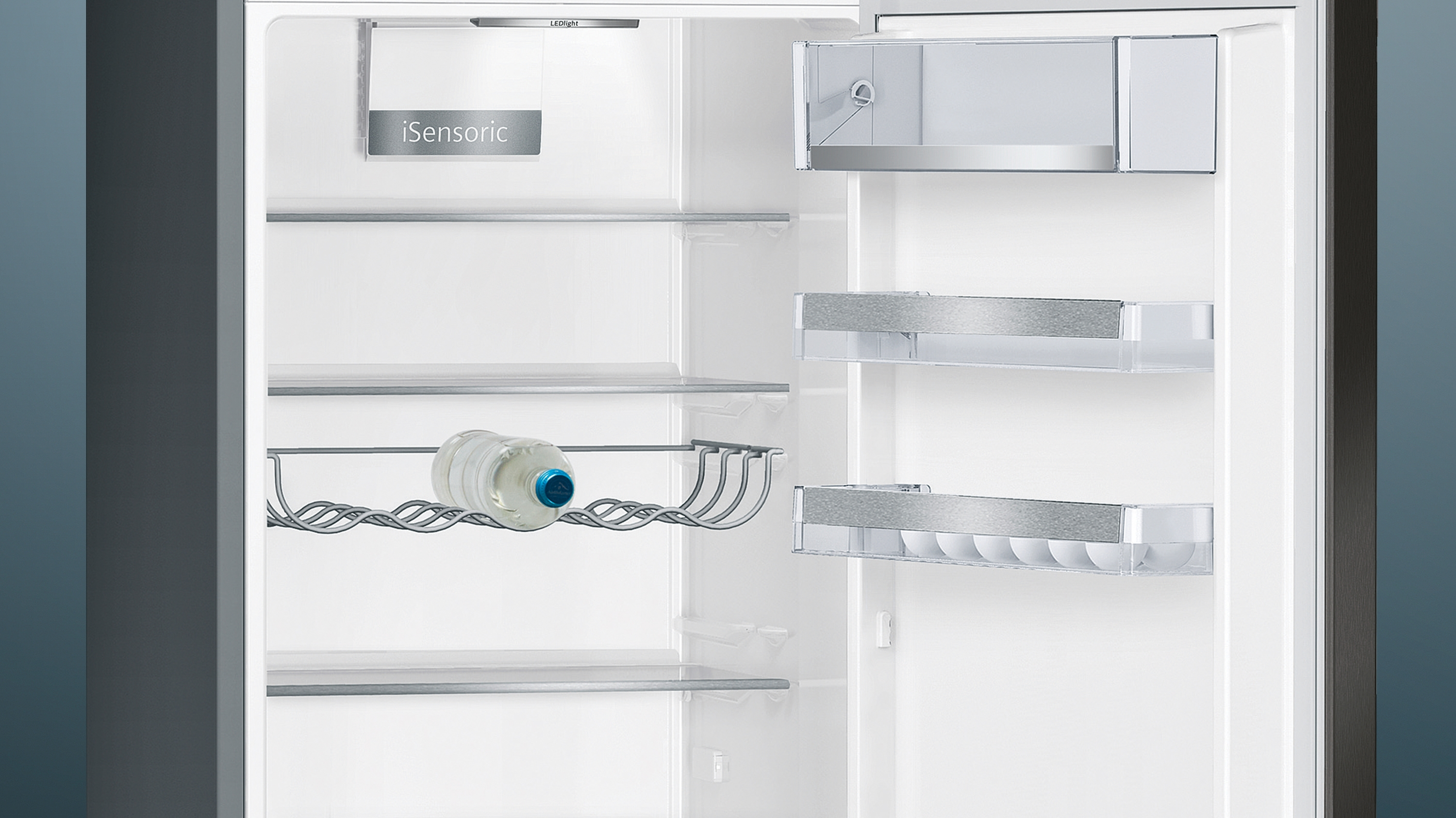 Offener Kühlschrank mit Regalen, Wasserflasche im Gestell. iSensoric-Logo sichtbar.