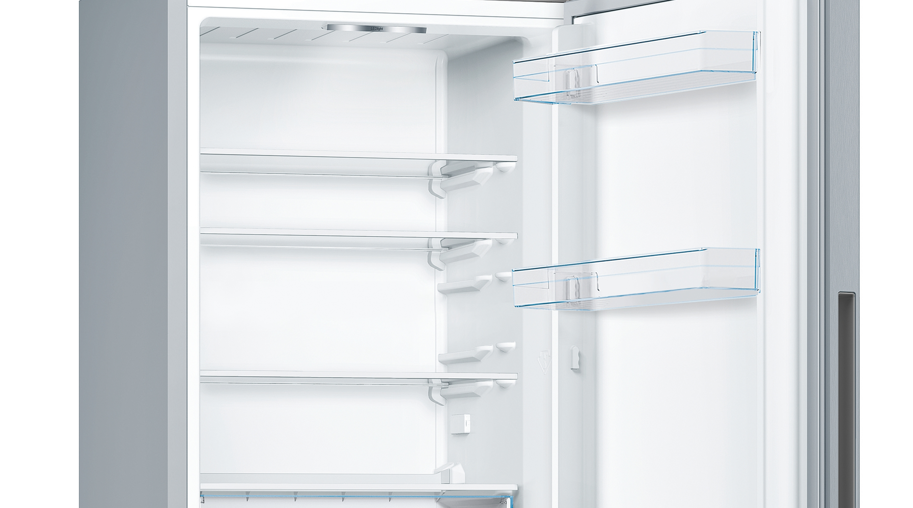 Ein offener Kühlschrank. Die Regale sind sichtbar. Die Regale sind weiß und klar.