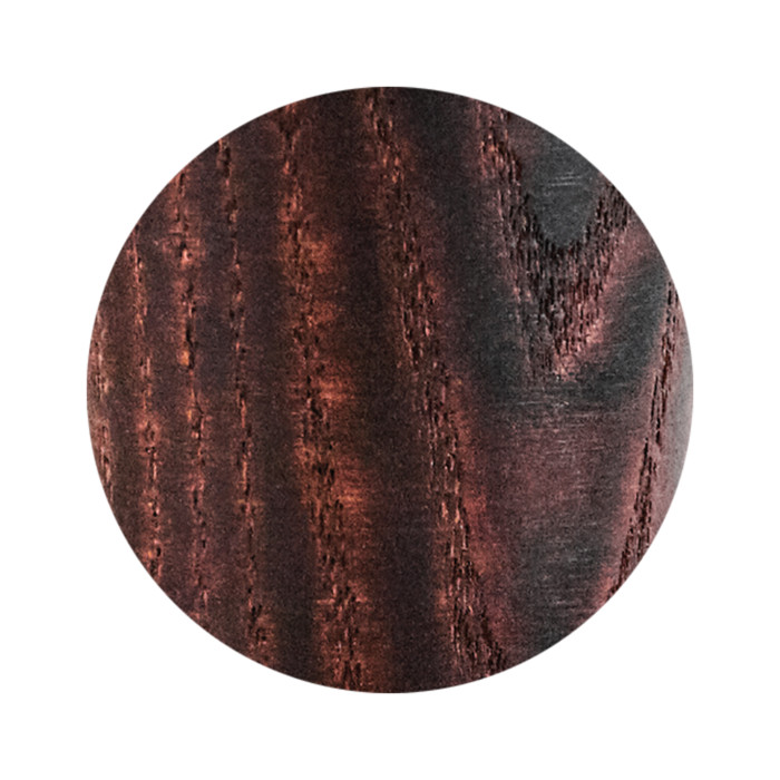 Nahaufnahme einer dunkelbraunen Holzmaserung in kreisförmiger Form auf weißem Hintergrund.