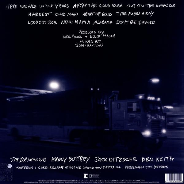 Albumcover mit einem Lkw auf einer dunklen Straße. Der Text listet Songtitel und Produktionscredits in Weiß auf.