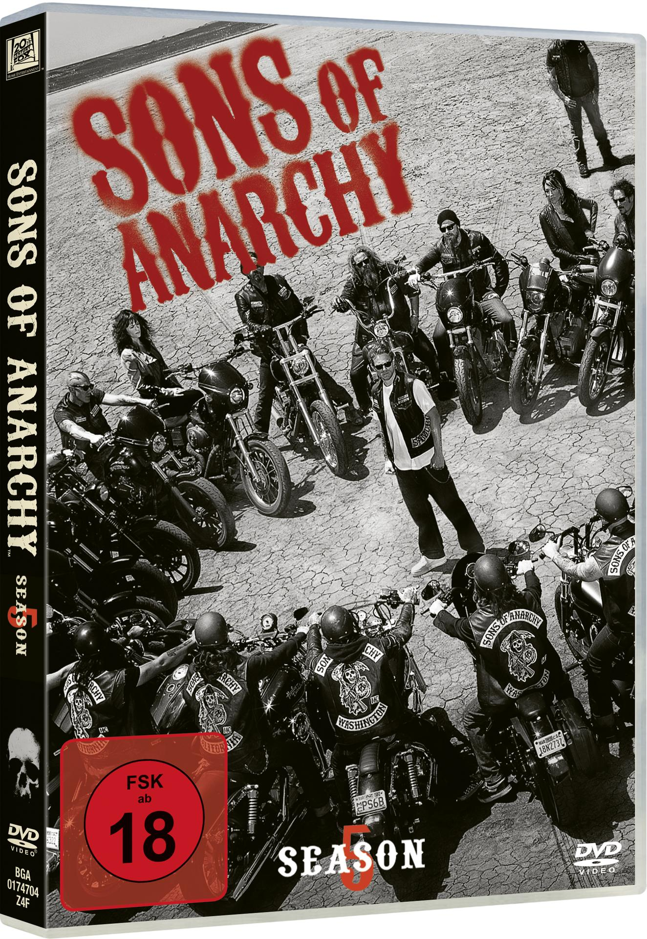 DVD-Hülle von Sons of Anarchy Staffel 5, mit Motorrädern und Charakteren im Hintergrund.
