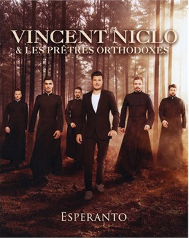Albumhoes met Vincent Niclo en orthodoxe priesters. Een groep mannen in donkere jassen in een bos.