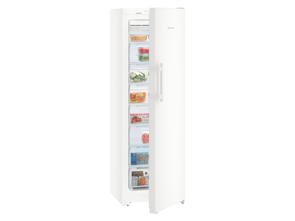 Congelador blanco, puerta abierta con estantes llenos de comida, sobre fondo blanco.