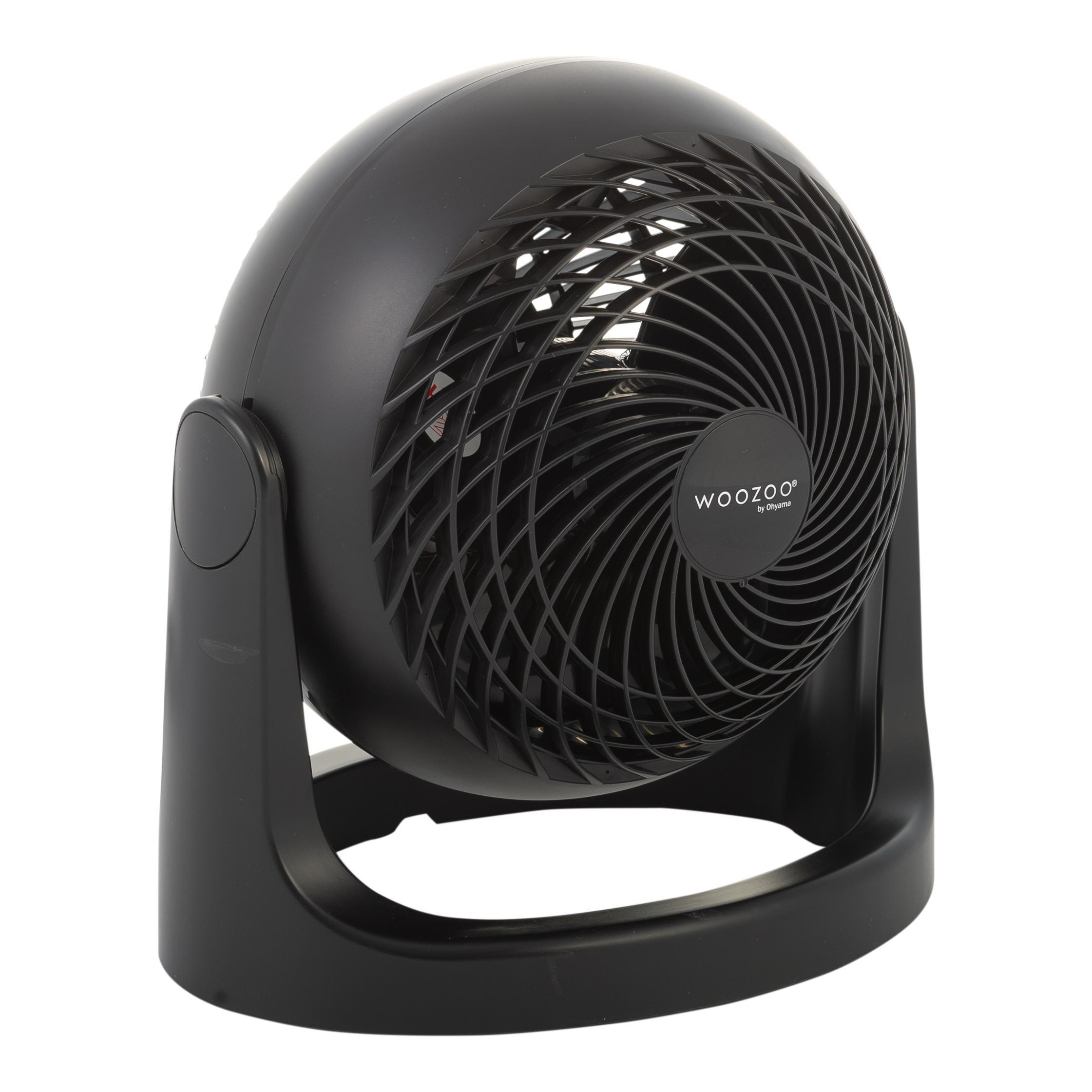 Schwarzer, kugelförmiger Ventilator mit Griff. Der Ventilator hat ein Gitter und einen Sockel. Weißer Hintergrund.