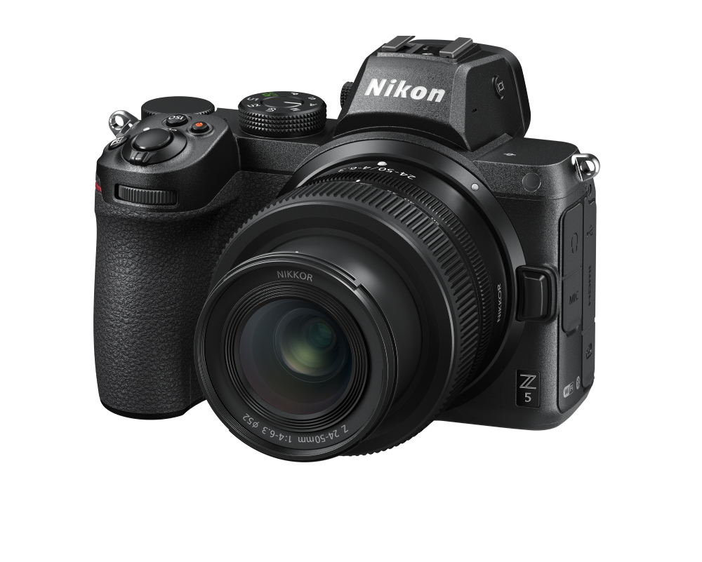 Cámara Nikon Z5 negra con lente sobre fondo blanco, vista en ángulo.