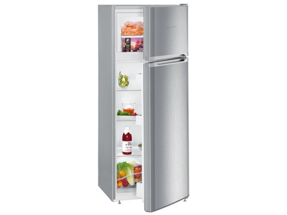 Un refrigerador plateado con la puerta abierta, mostrando estantes con alimentos.