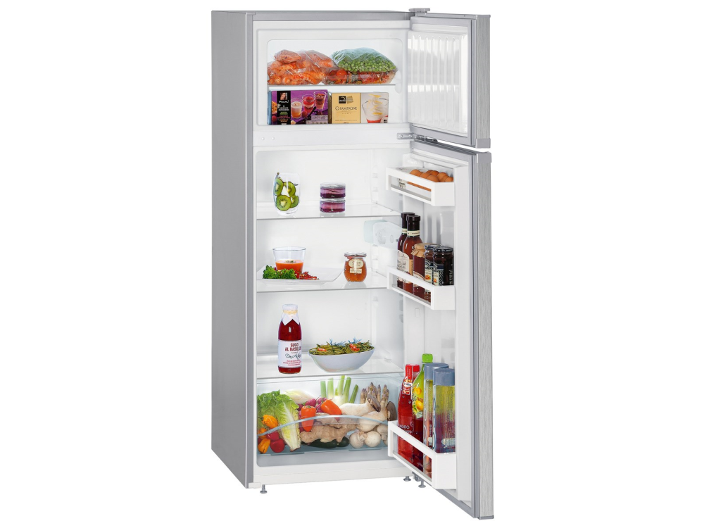 Un refrigerador con la puerta abierta, lleno de alimentos. El refrigerador es de color plateado.
