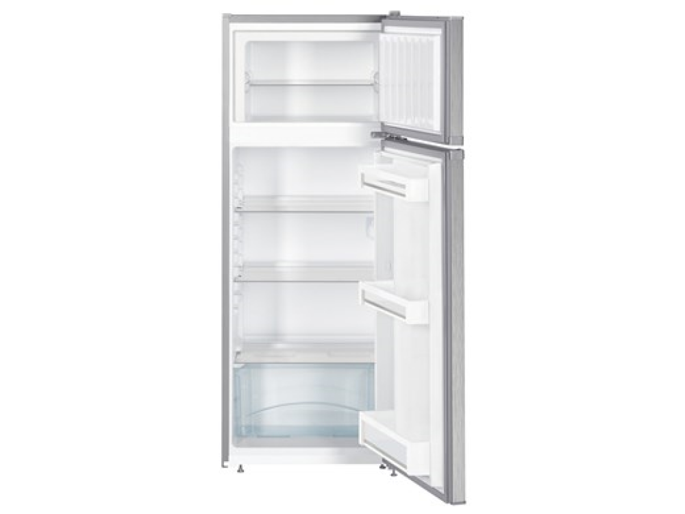 Un refrigerador blanco con la puerta abierta, que muestra estantes y compartimentos.