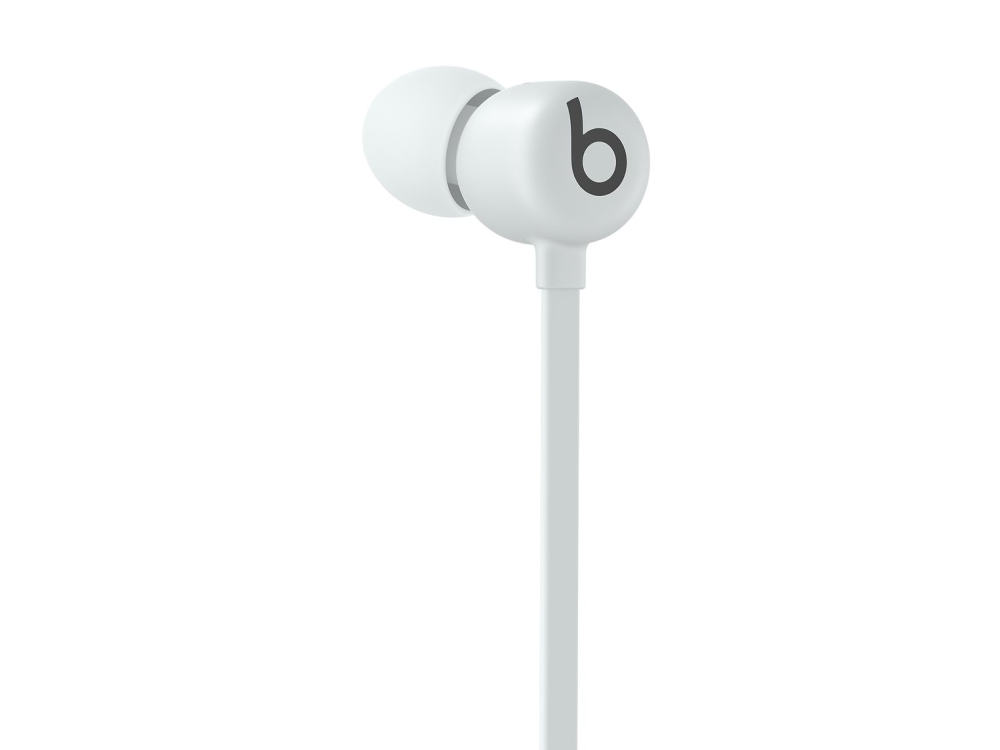 Auriculares Beats blancos con el logo 'b' negro. Los auriculares están sobre un fondo blanco.