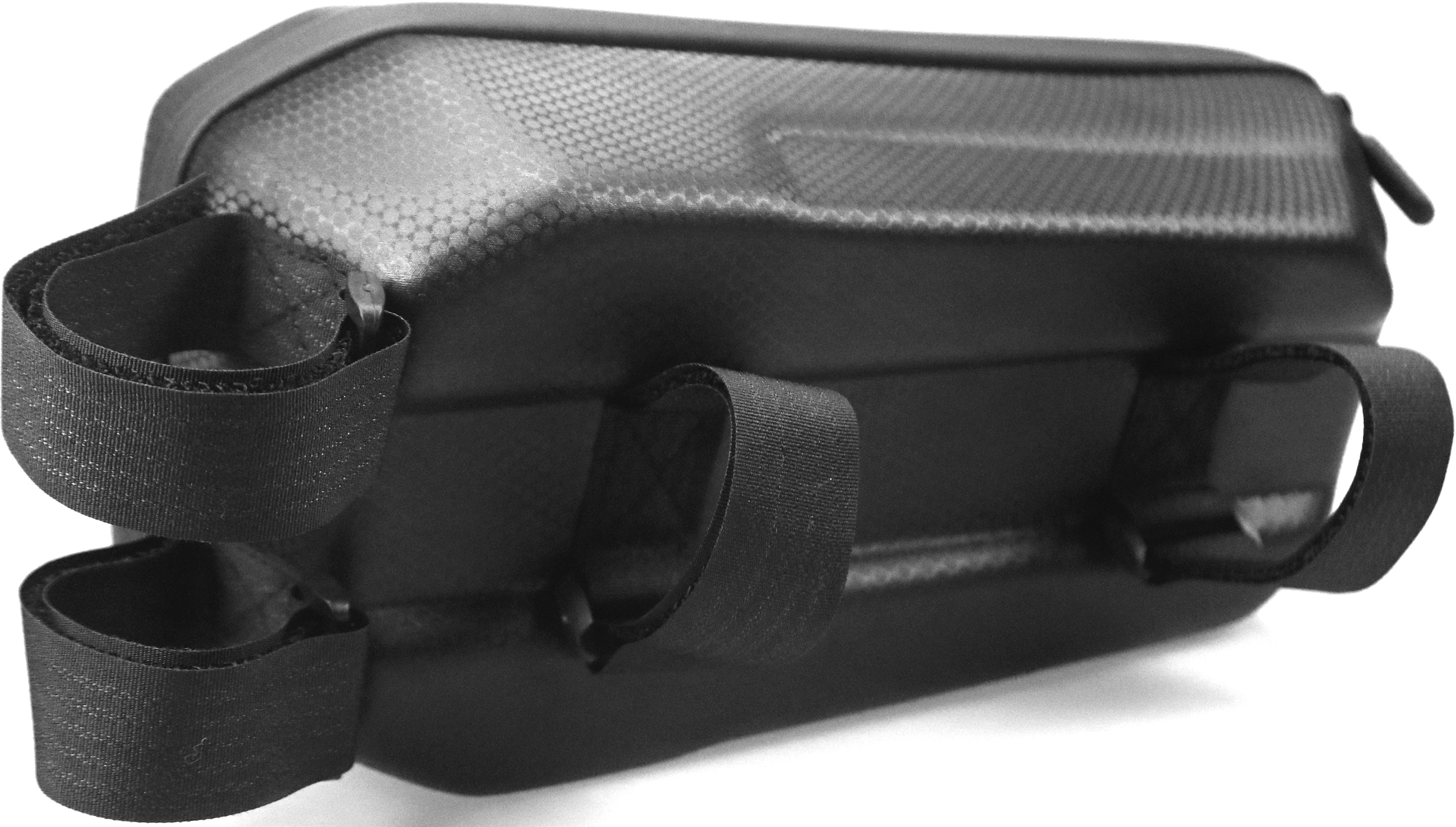 Un sac noir conçu pour le vélo, avec des sangles, vu d'en bas.