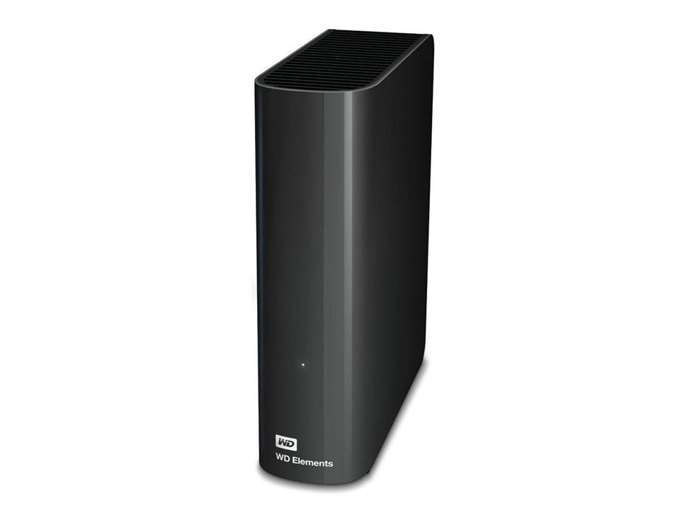 Un disco duro externo WD Elements negro se encuentra en posición vertical sobre un fondo blanco.