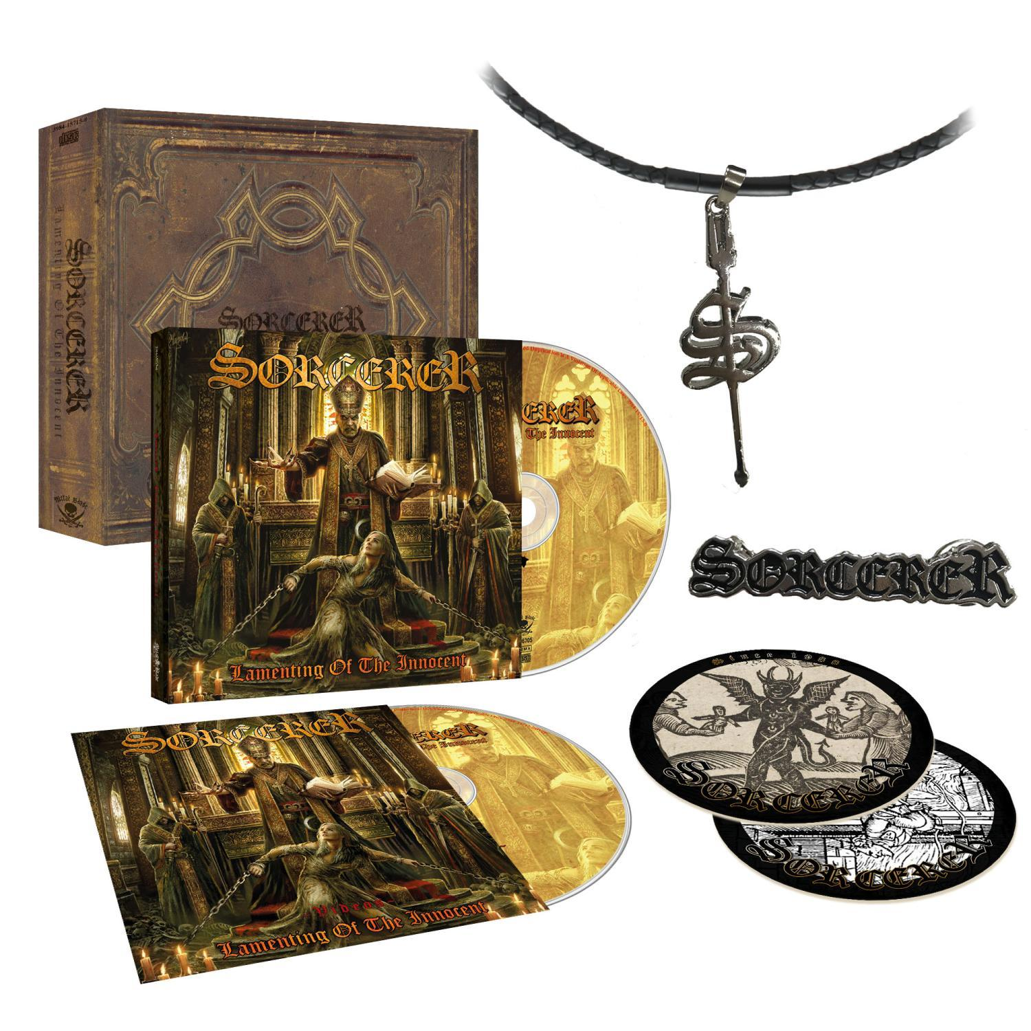 Un coffret, des CD, un pendentif et des patchs d'un album de Sorcerer sont exposés.